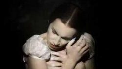 Annie Lennox – Love song for a vampire