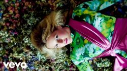 Ellie Goulding, Diplo, Swae Lee – Close To Me