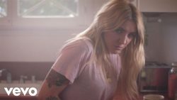 Julia Michaels – Issues